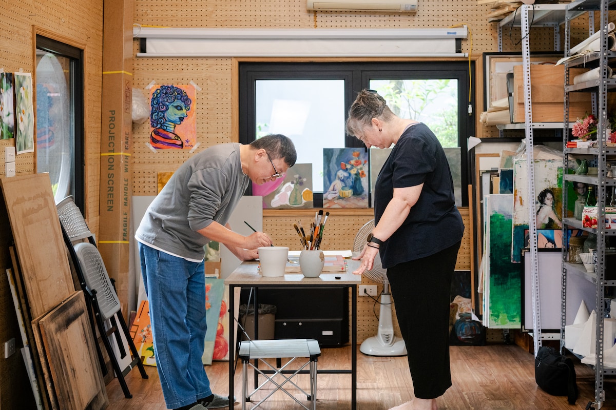 Life drawing class with a live model in Tây Hồ
