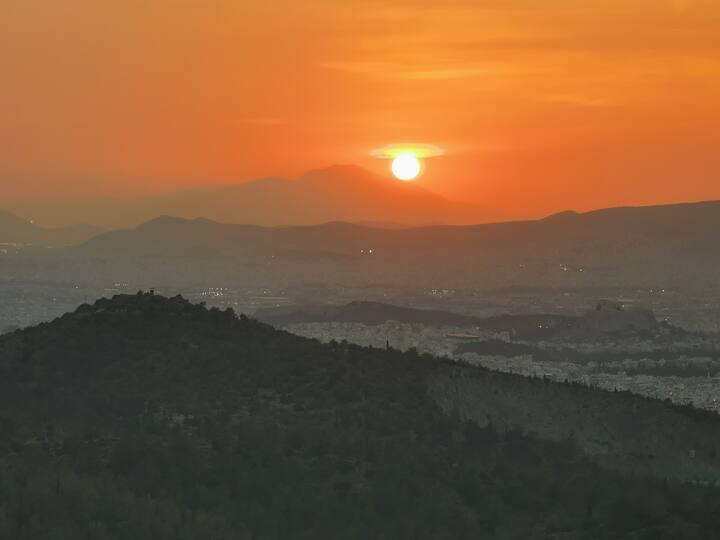 सूर्यास्ताच्या वेळी हाईकिंग करा आणि माऊंट हायमेटस एक्सप्लोर करा