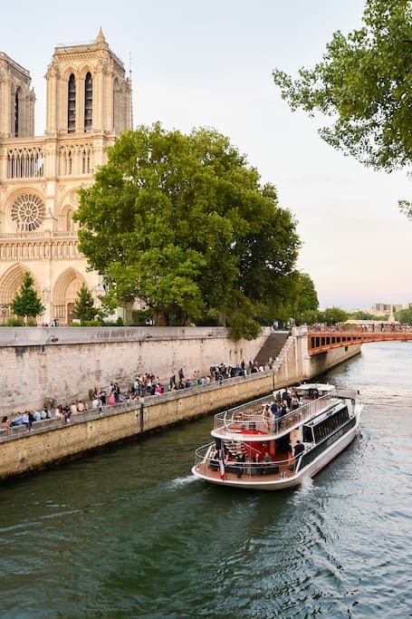 Paris: Evening River Cruise with Music