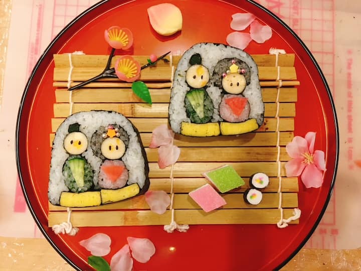 Make cute sushi rolls with a Japanese mother