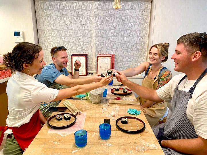 Make cute sushi rolls with a Japanese mother