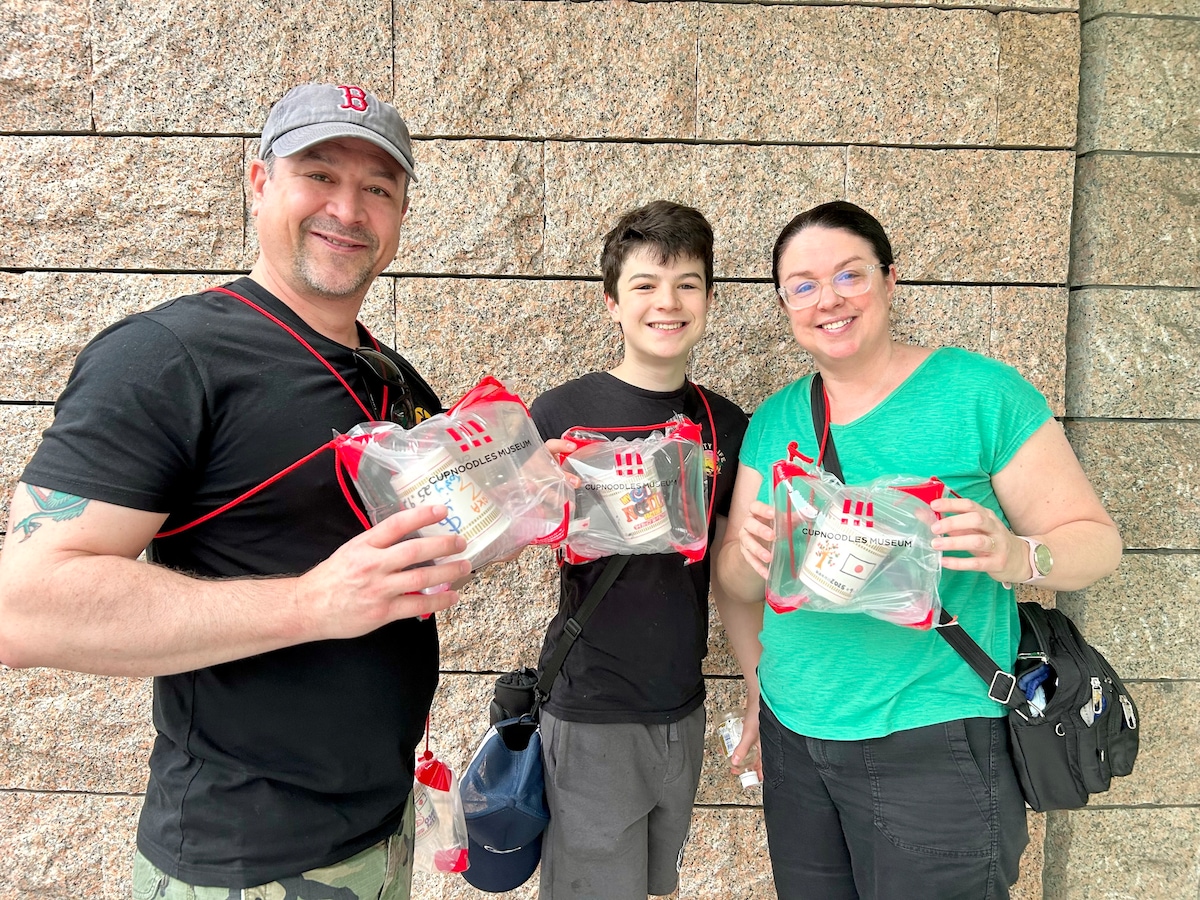 Cup Noodles Museum 90 min tour: Make Your Own Cup