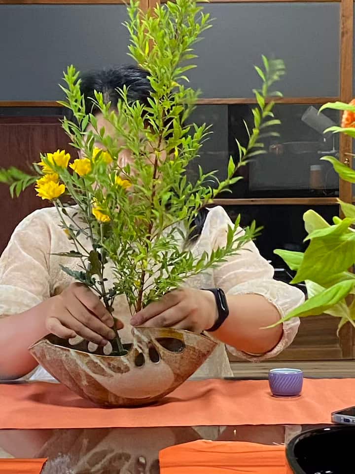 Saborea un momento de ikebana con un anfitrión amante del té