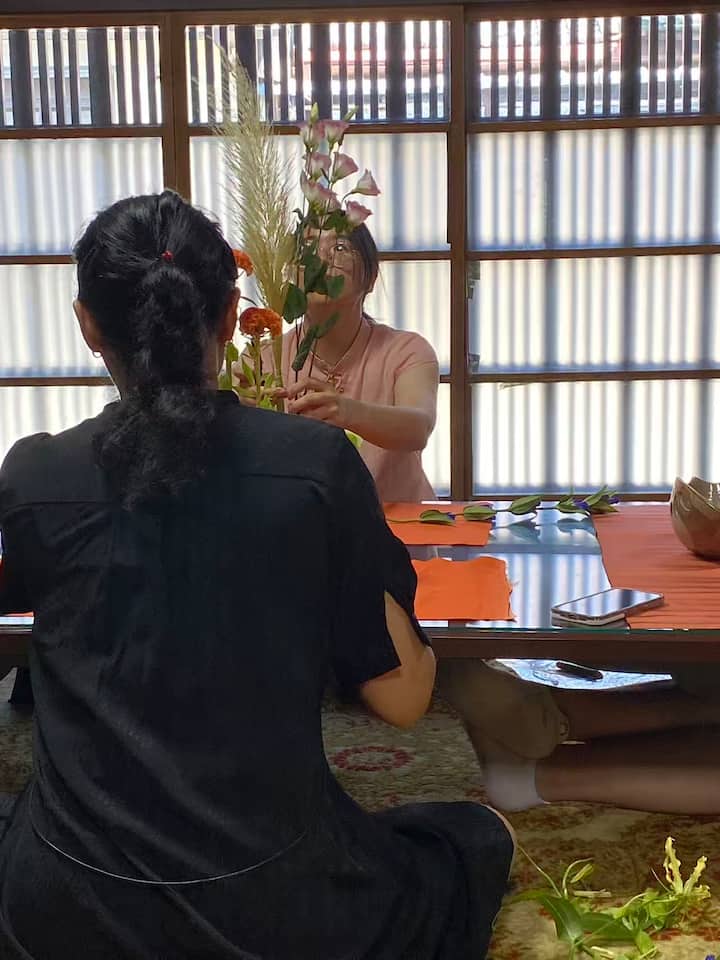 Saborea un momento de ikebana con un anfitrión amante del té