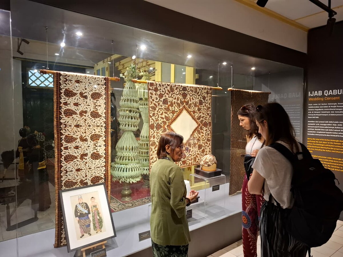 Sultan Palace and Water castle Guided Tour