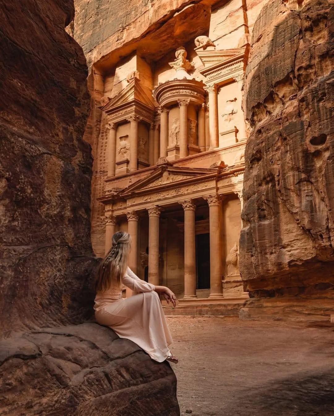Classic guided tour in the ancient ruins of Petra
