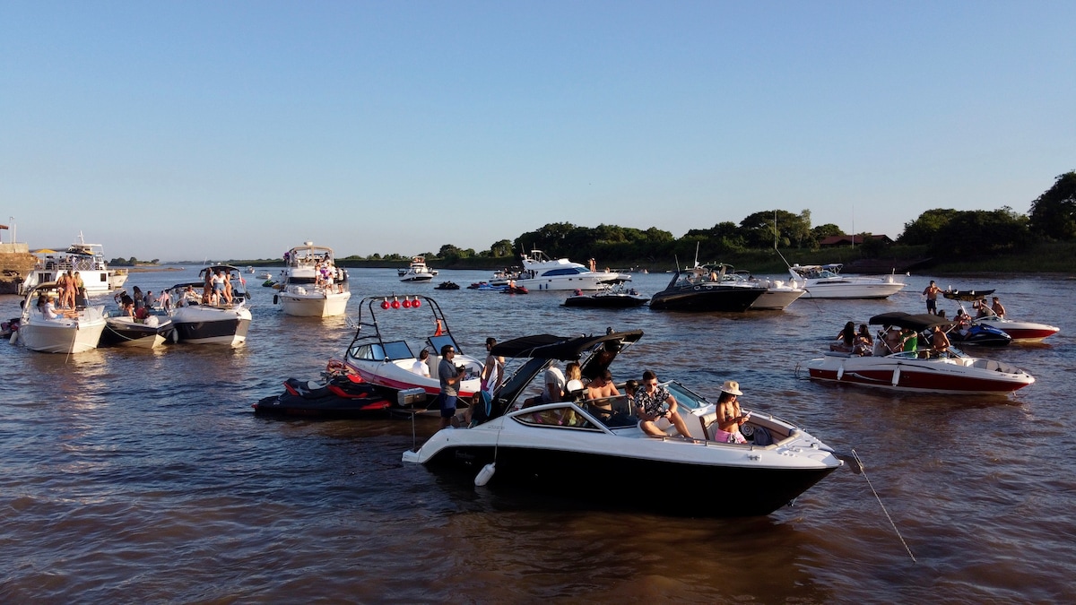 Sail the Paraguay River and its shores