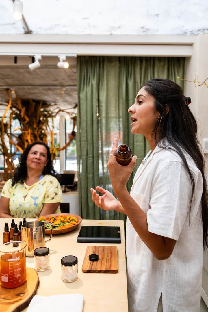 Përgatit një ilaç të lashtë bimor me një botanist