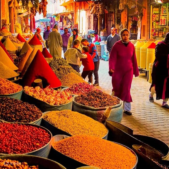 Медресе Бен Юсеф и улична храна в Маракеш