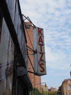 Historia de la gastronomía del Lower East Side con 4 delis históricos