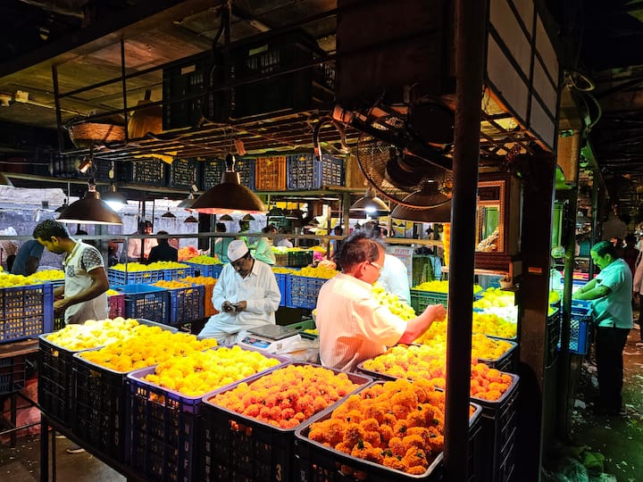 Mumbai sunrise markets – Flowers & fish tour