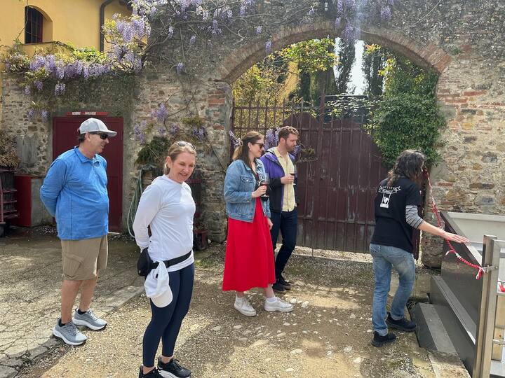 ტოსკანაში ელექტროველოსიპედით გასეირნება და სადილი მარნში