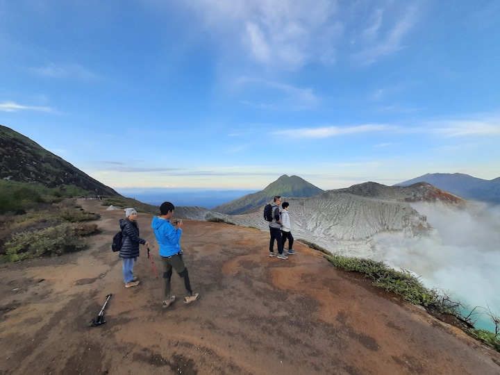 Midnight hike to Ijen and sunrise above the clouds · ☆4.96