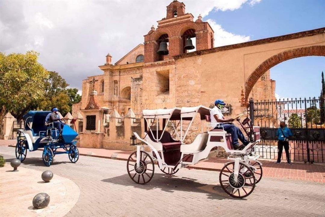 Tour the entire colonial area and esplanade in a carriage