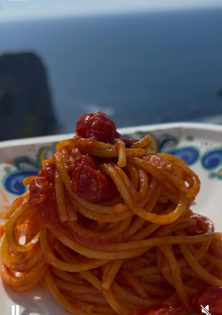 Clase de cocina de pasta italiana hecha a mano con vista al mar.