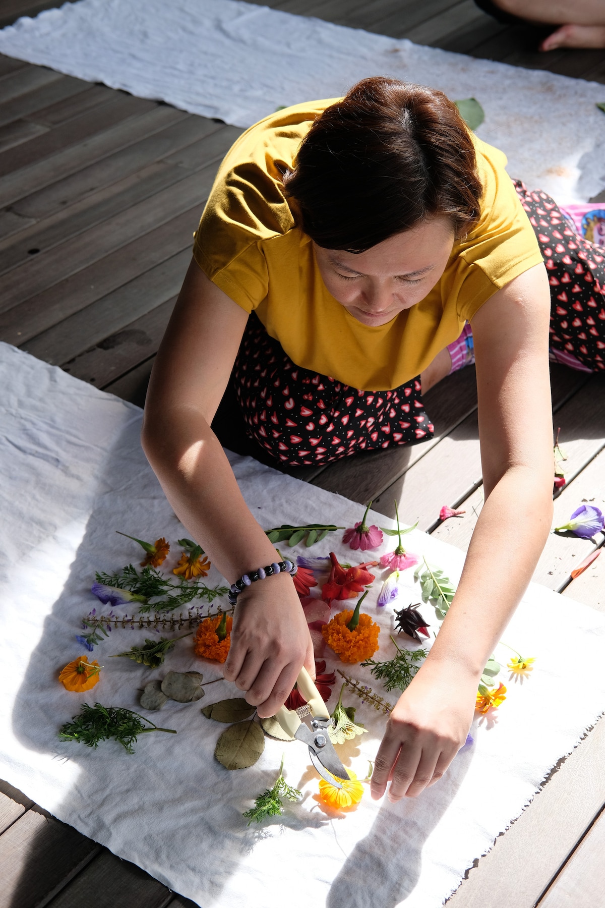 Create unique textile art with local flowers