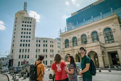 Explora los lugares emblemáticos de la ciudad y prueba la comida tradicional