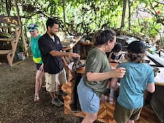 Cocina típica con una familia costarricense