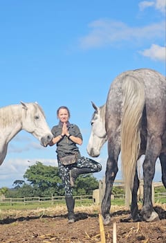 Yoga al aire libre en una granja de caballos