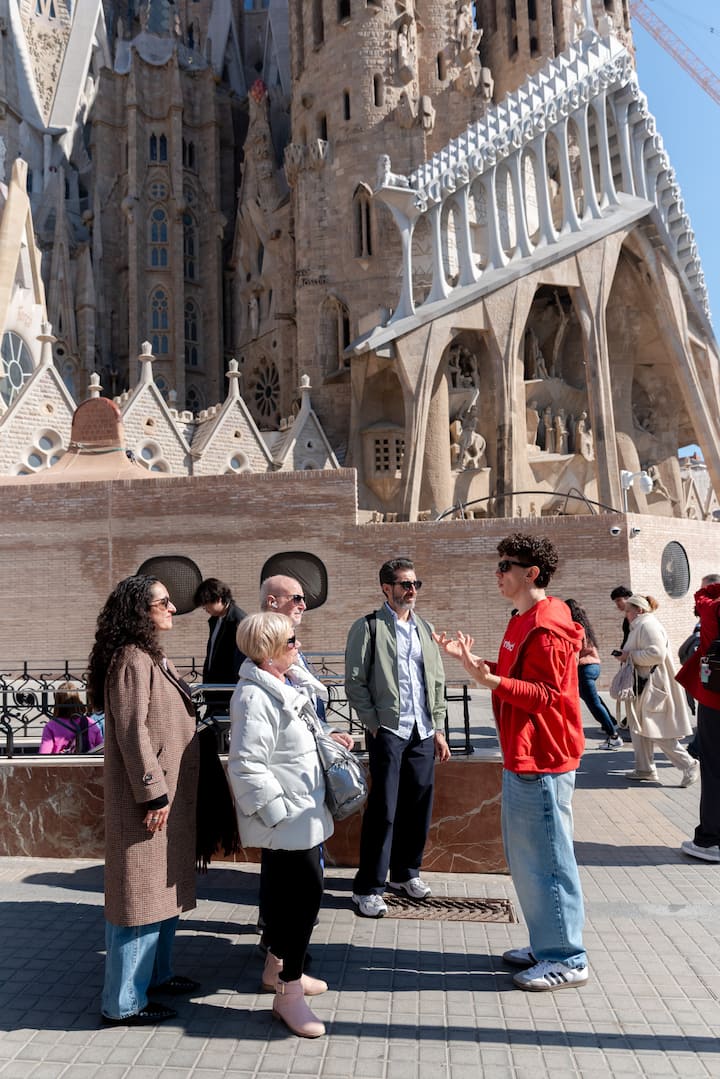 Explora la Barcelona de Gaudí con un guía local