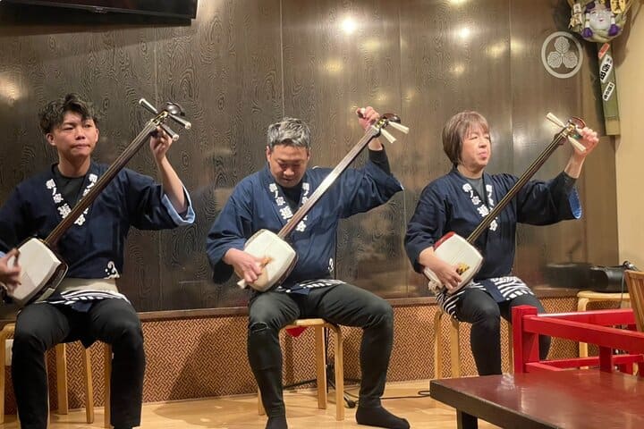 Насладете се на шамисен на живо с вечеря в идзакая