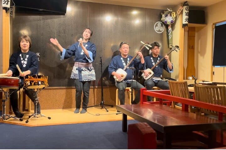 Насладете се на шамисен на живо с вечеря в идзакая