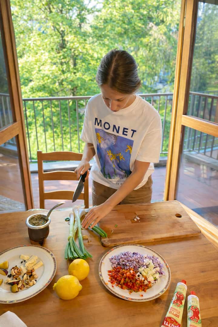 Gatuaj byrekë, pi verë dhe njihu me udhëtarë