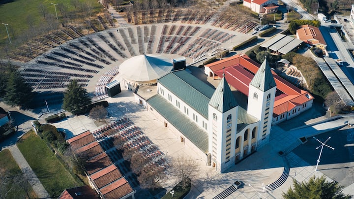 ეწვიეთ მედიუგორიეს — ინდივიდუალური ტური 4‑8 ადამიანისთვის