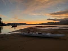 Paddle nocturno bioluminiscente en una canoa polinesia