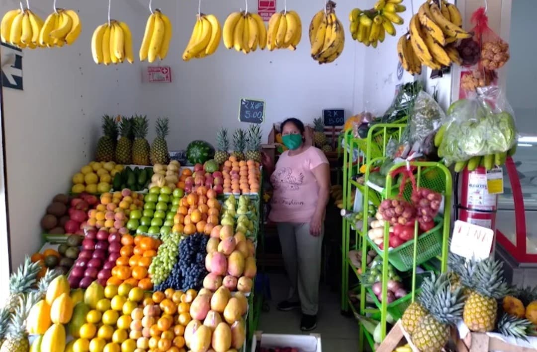 Visit 2 food markets in Surco with a guide