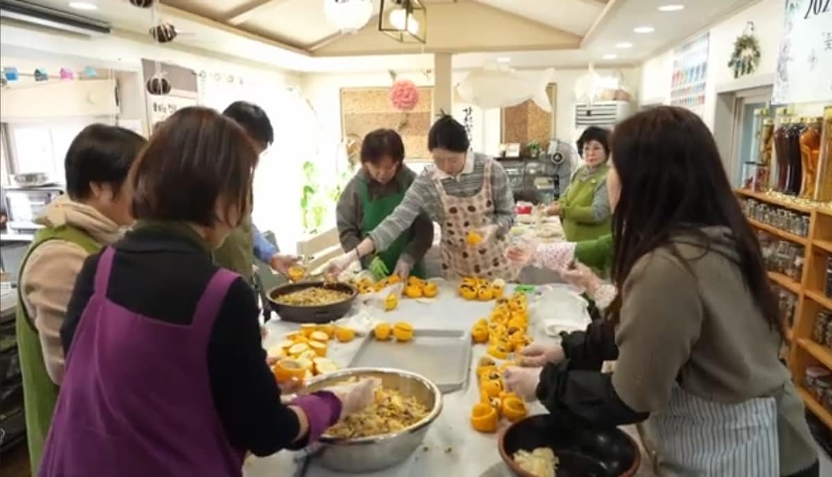 Make and taste flower tea