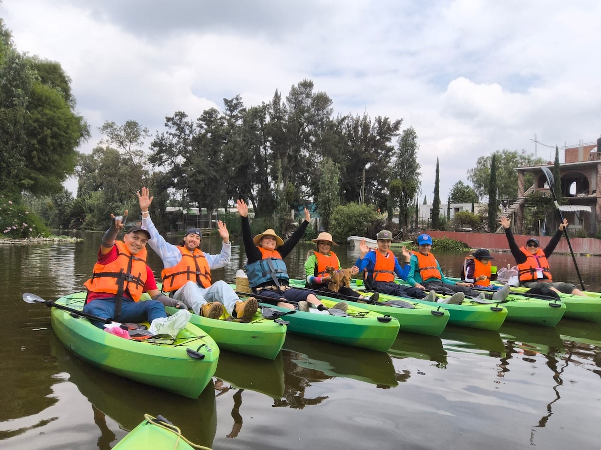 Adventure kayaking through the canals of Tláhuac