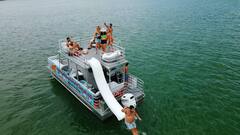 เรือ Sandbar ที่หาดมาเดรา พร้อมสไลเดอร์น้ำ