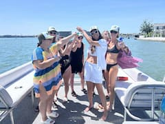 เรือ Sandbar ที่หาดมาเดรา พร้อมสไลเดอร์น้ำ