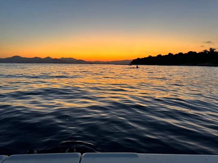Обиколка с лодка по залез слънце до Леринските острови от Кан