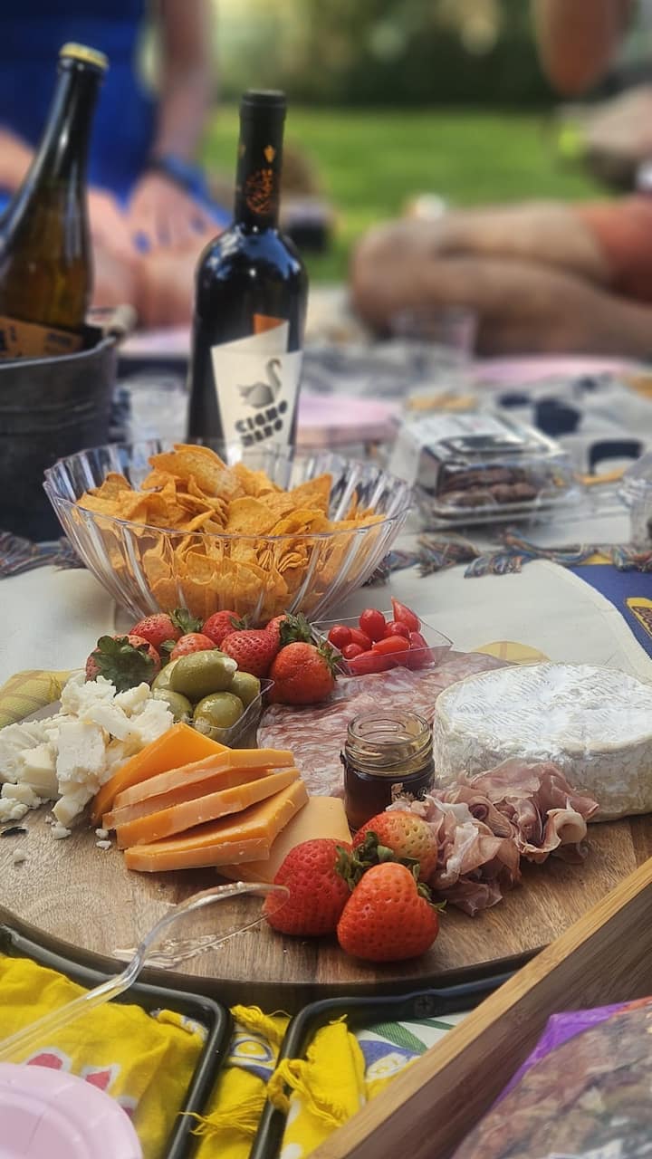 Prepara tu propio picnic de queso y vino