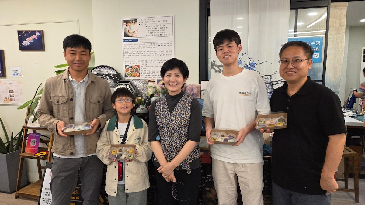 [Mochi making] World Heritage Site, Suwon Hwaseong Museum Guided tour & traditional Korean rice cake making experience