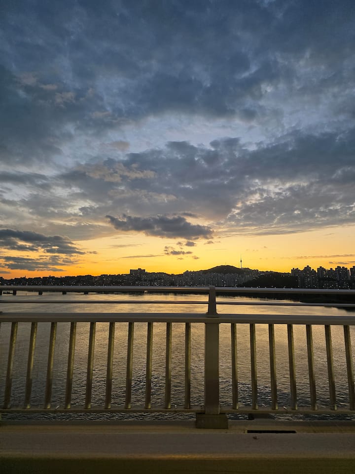 15-წლიანი საერთაშორისო გამოცდილების მქონე გიდი დეტალურად გაგაცნობთ გიონგბოკგუნგის ღამის ხედებს და ადგილობრივი ხრიკების შესახებ დამალულ ისტორიებს.