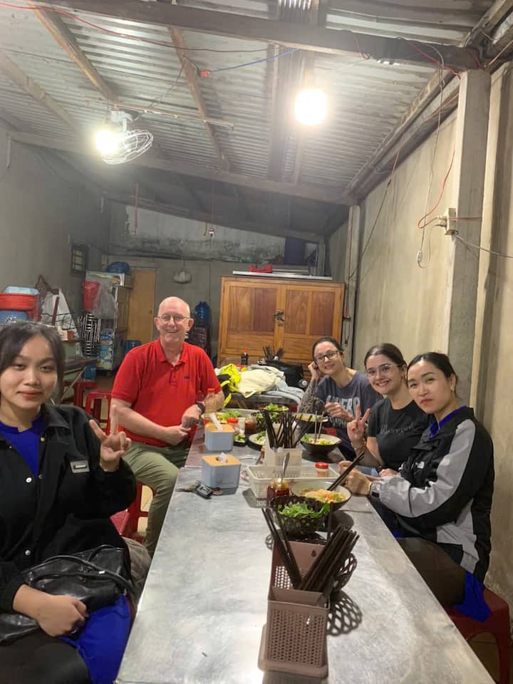 Разходете се из местния пазар, опитайте местна храна, билков чай