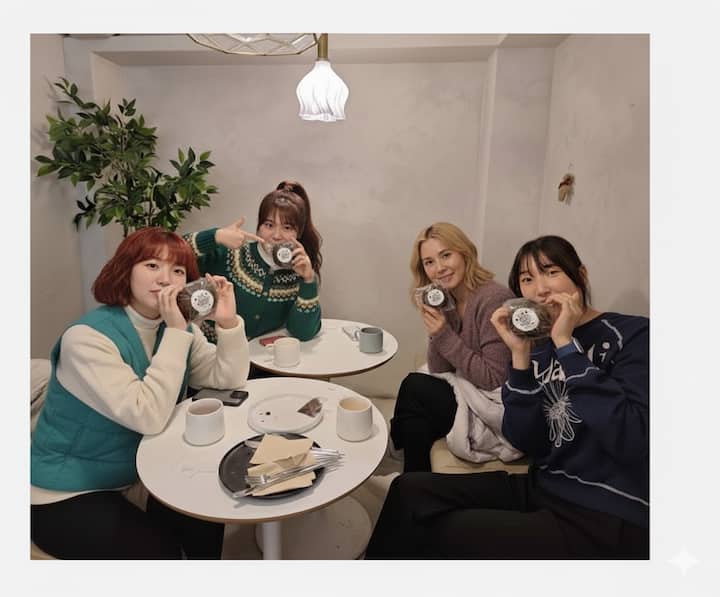 Panadería callejera con guía local de Hongdae: pan recién horneado y aroma a café
