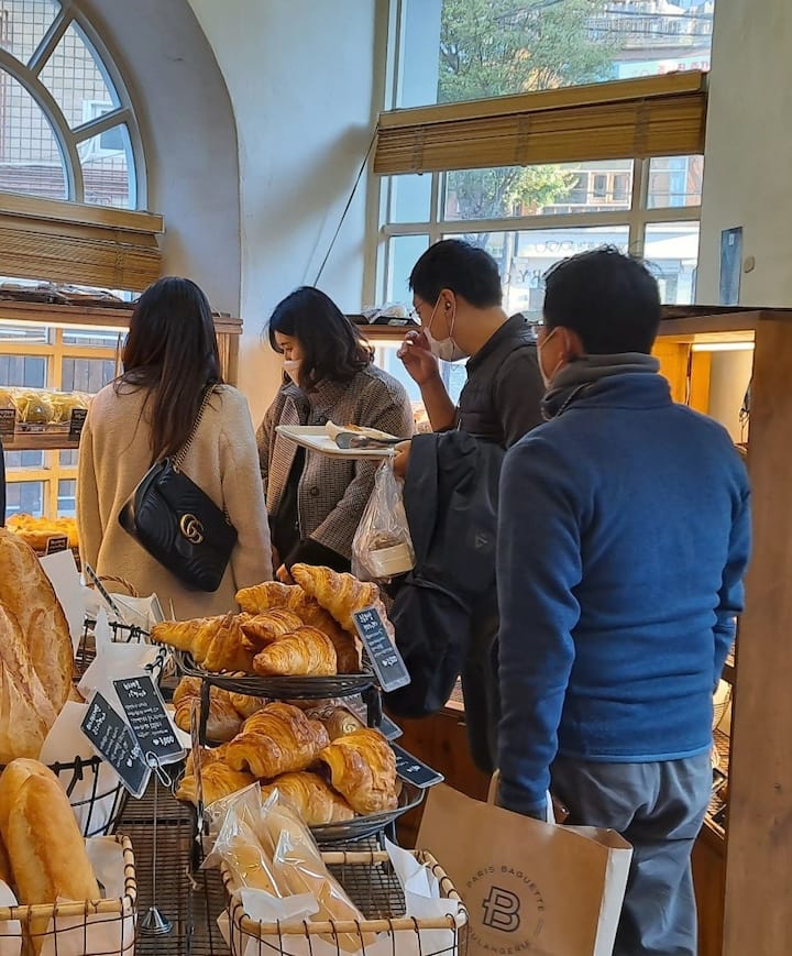 Panadería callejera con guía local de Hongdae: pan recién horneado y aroma a café