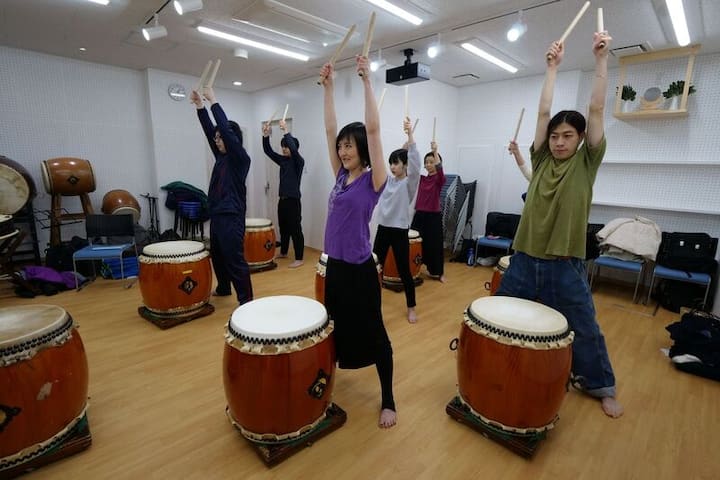 Aprenda sobre la cultura japonesa mientras toca tambores japoneses