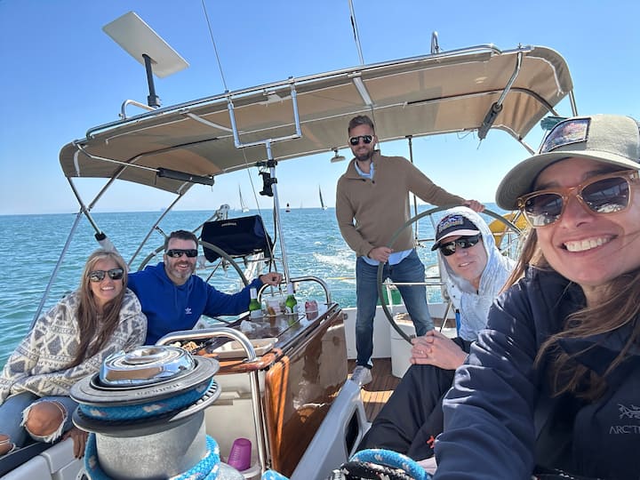 Плаване по залез или следобед на френска яхта