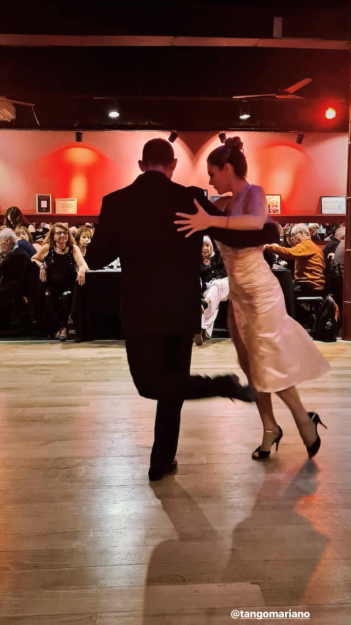 Vamos a bailar juntos tango a una Milonga