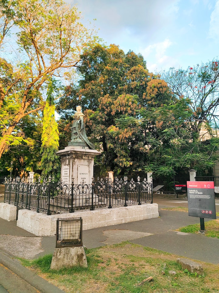 Manila: Explore the Old & New city by feet