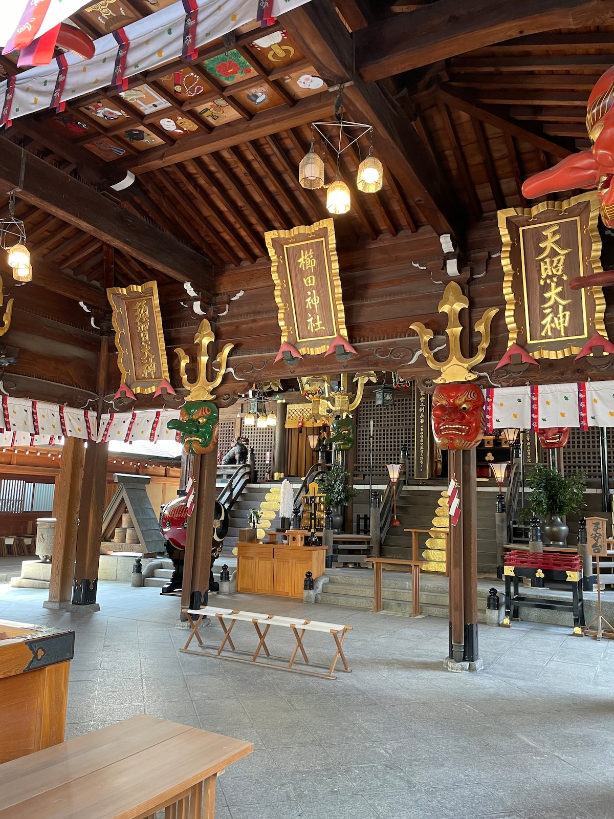 Walk through the old town and discover the spirit of Hakata merchants, the first Zen temple, and the birthplace of udon.