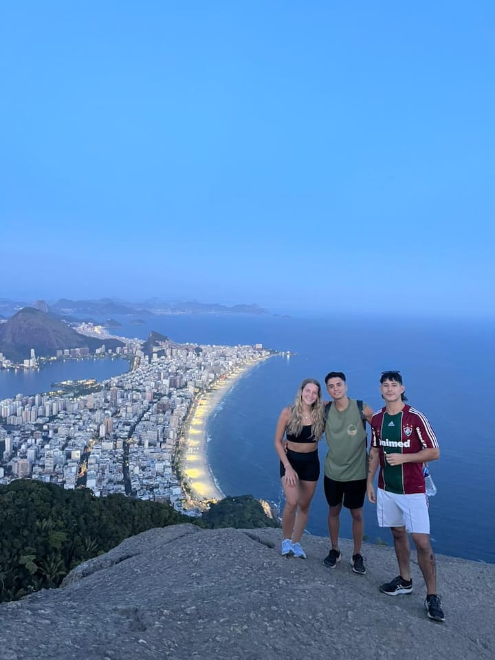ლაშქრობა Morro Dois Irmãos-ზე — გამოსვლა, დილის 8 საათზე და ჩასვლა