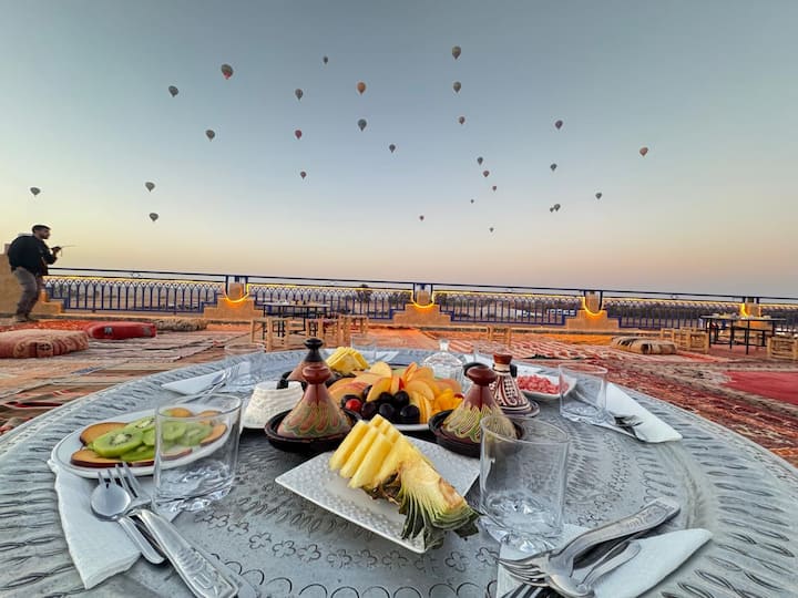 Desayuno almuerzo junto a los globos en el desierto