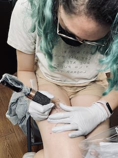 与专业艺术家一起的自动纹身工作坊