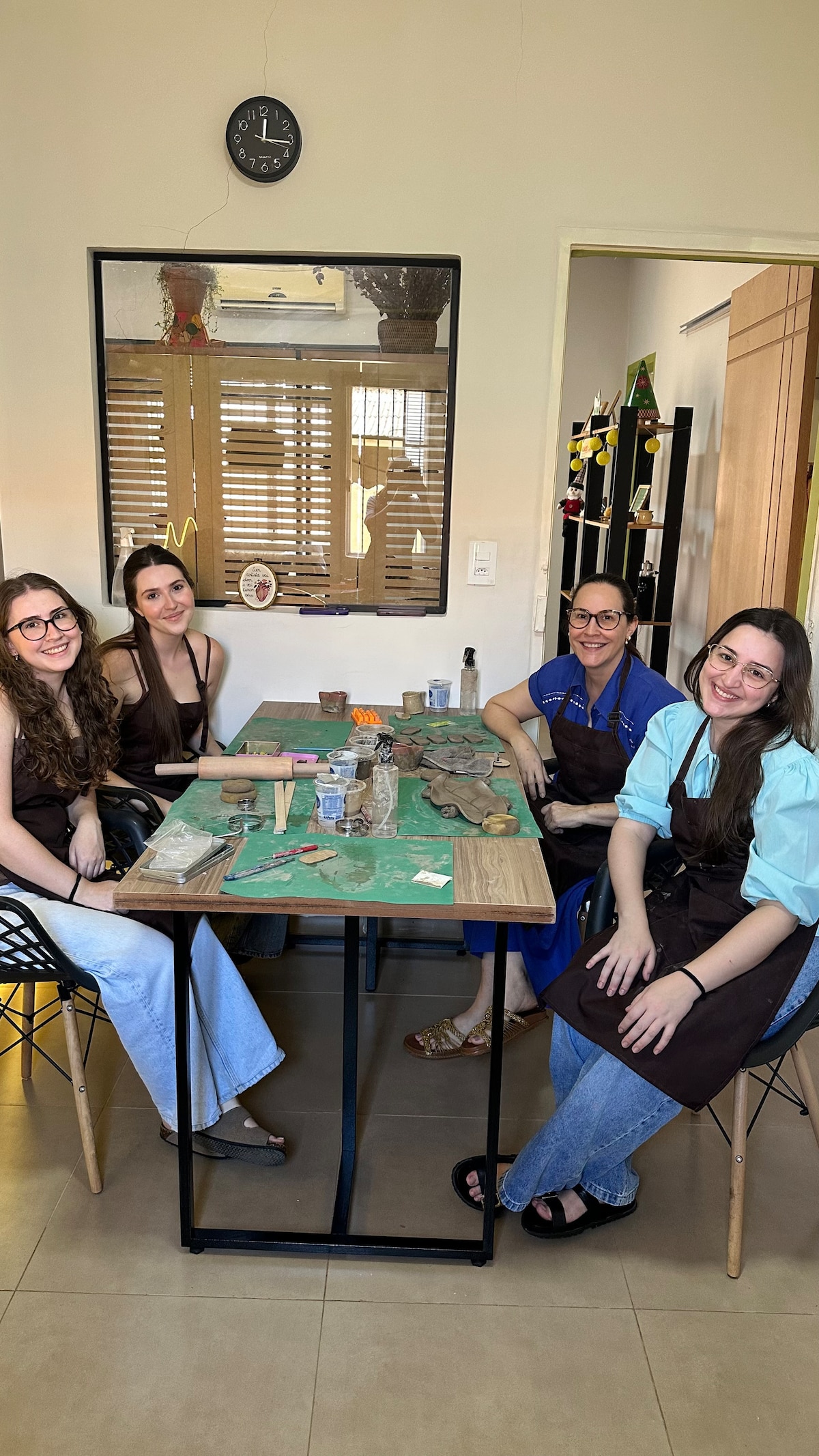 Create clay pieces with a ceramist in Votuporanga